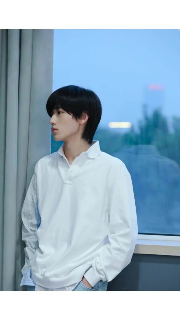 宋亚轩牛仔裤白衣少年太可爱啦