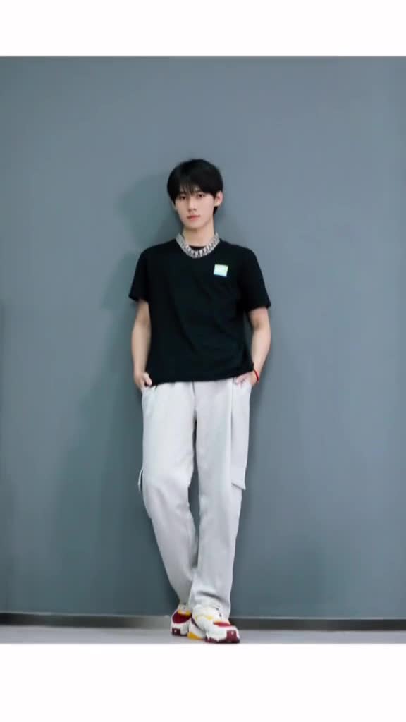 张真源侧脸也太绝了!不过需要把衣服塞进去,我要看大长腿!