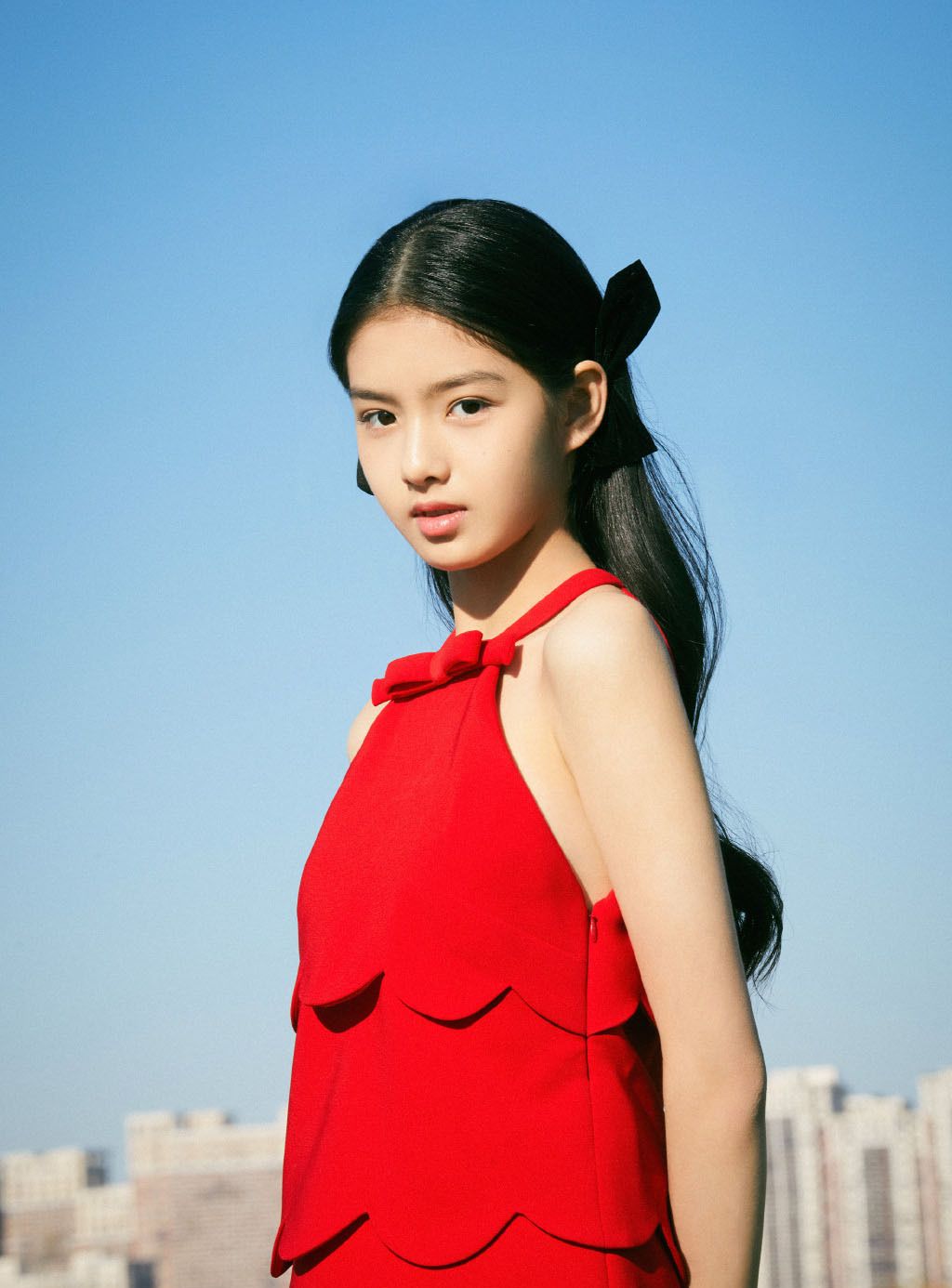 小演员艾米,蓝与红交织的天台上,完美演绎冬日暖阳与风景,灵动