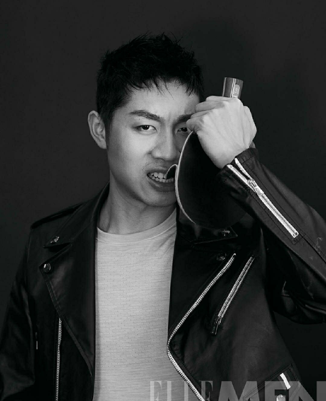 许昕走进摄影棚,拍了一组魅力大片