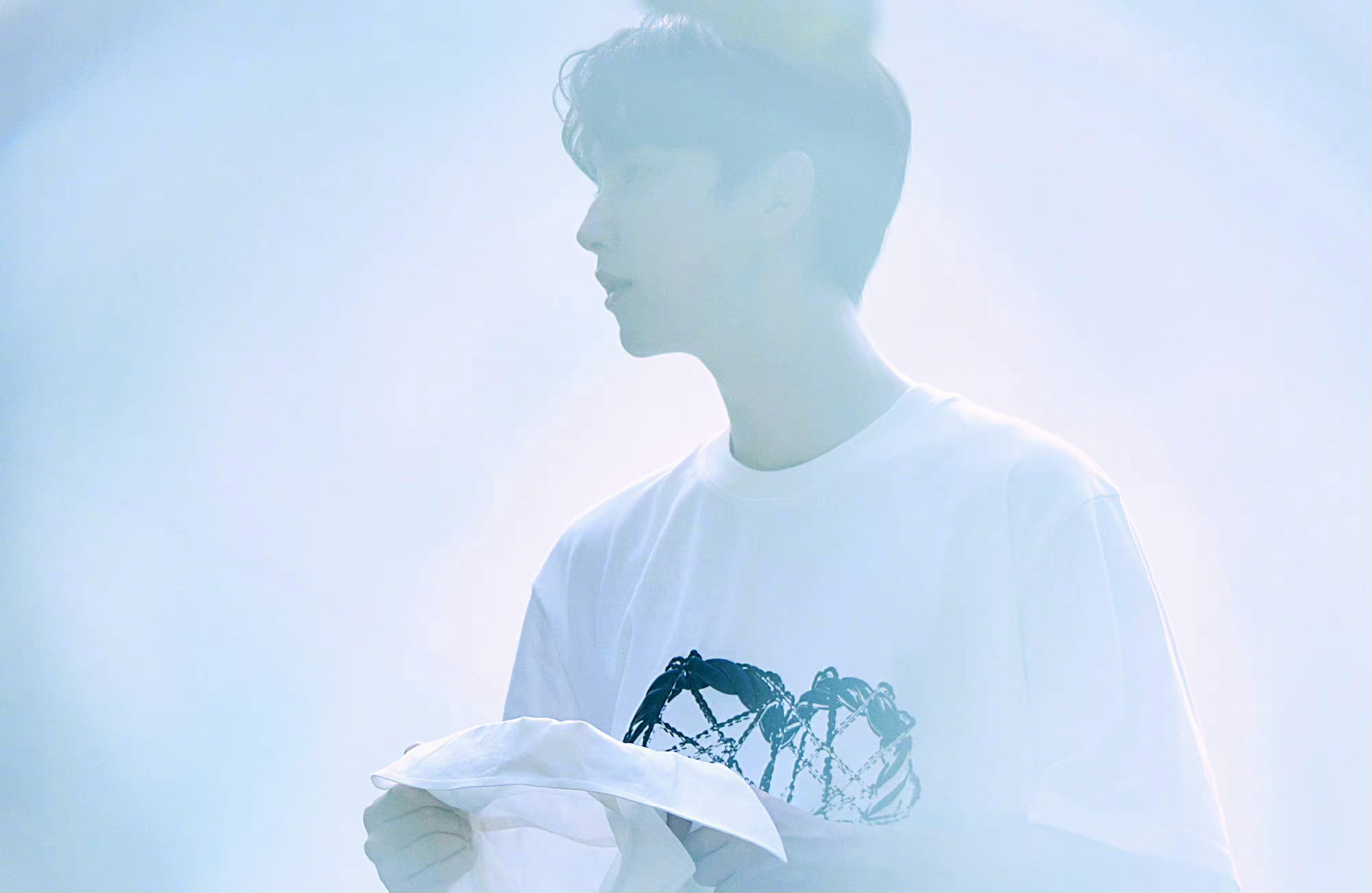 郭俊辰清新写真纯白短袖清爽少年感棱角分明的侧脸