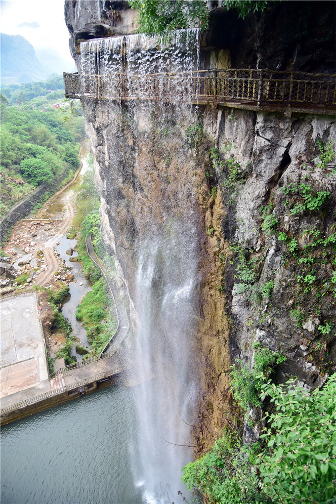 广东唯一一个地下河水形成的瀑布，从山腰飞流直下落差百米