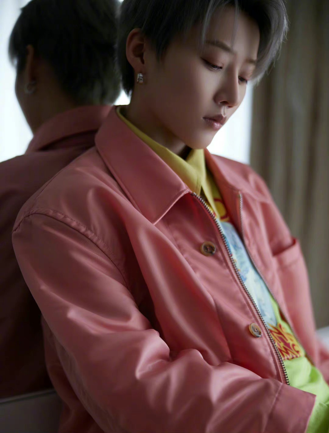 刘雨昕秋日潮流大片银灰色发型超级百搭保暖时尚的粉色夹克