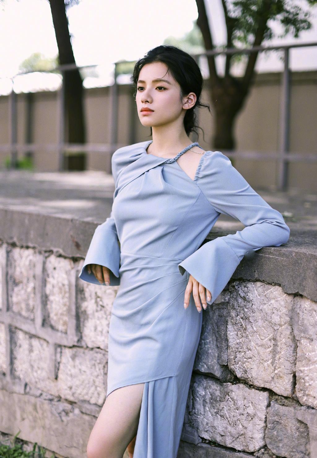张婧仪早秋写真满满人间大小姐气质蓝色长裙优雅动人