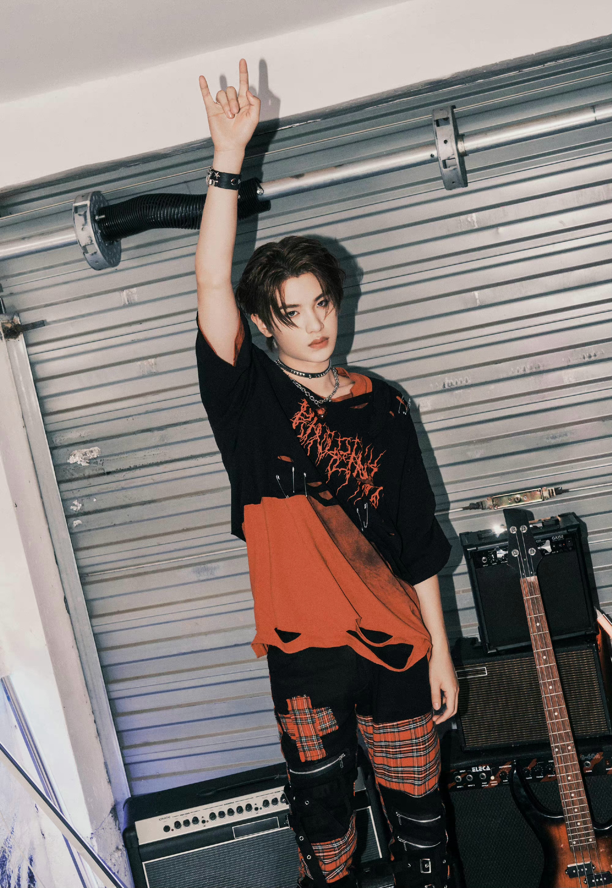 黄明昊化身摇滚美少年朋克风又酷又可爱黑色穿搭个性十足