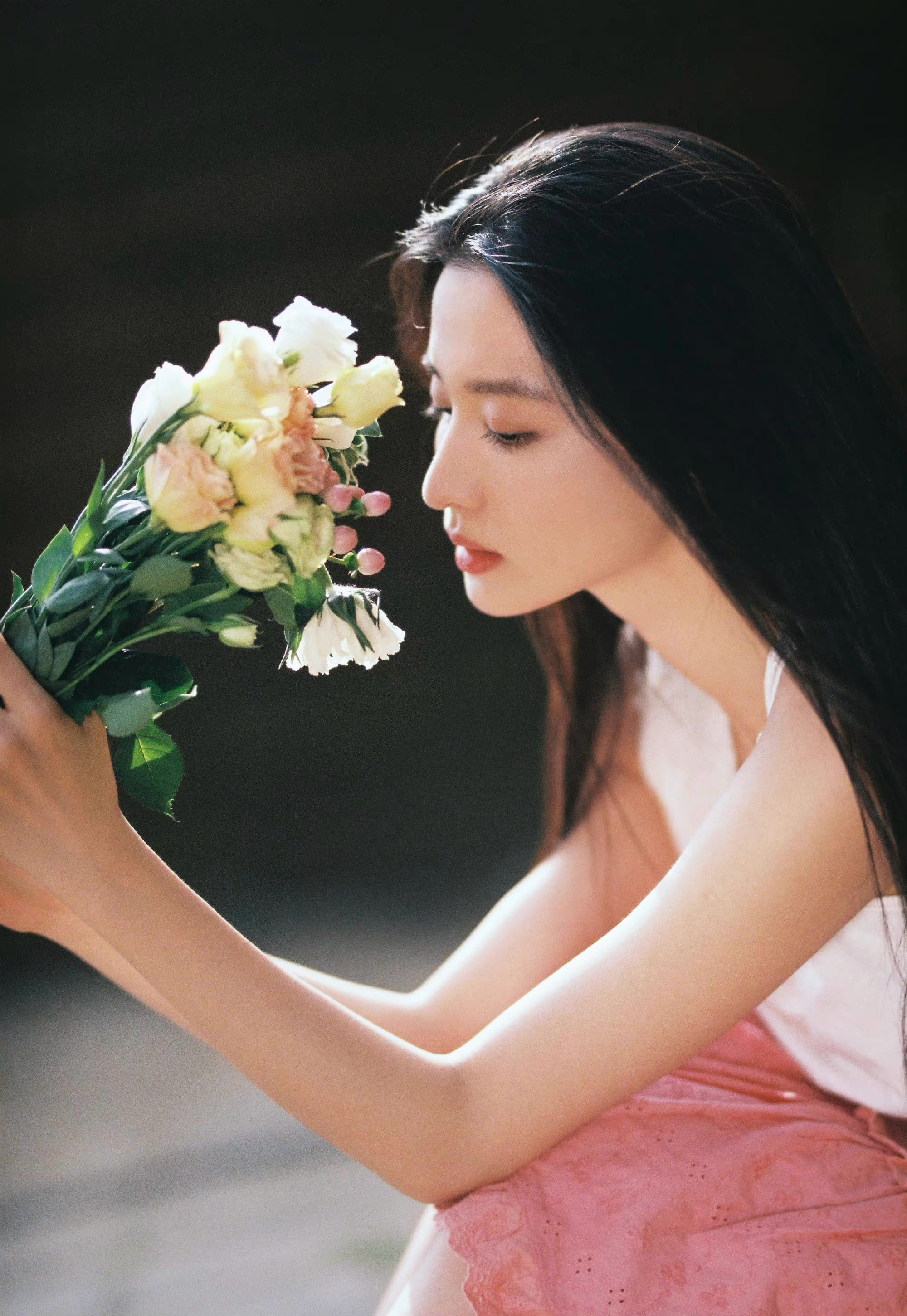 王楚然身穿白色连衣裙,优雅温柔美丽动人,顶级清纯小白花