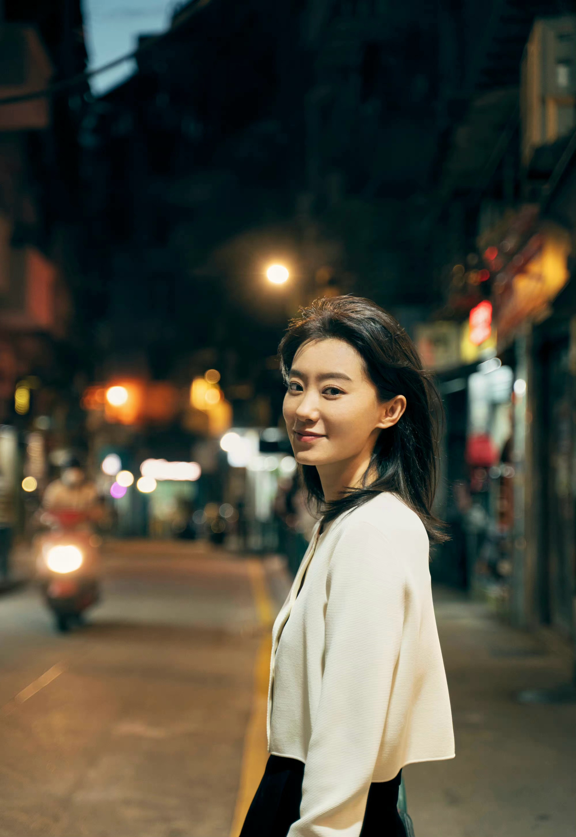 张小斐身穿纯白长袖外套,优雅温柔俏皮可爱,秋日氛围感满满__财经头条