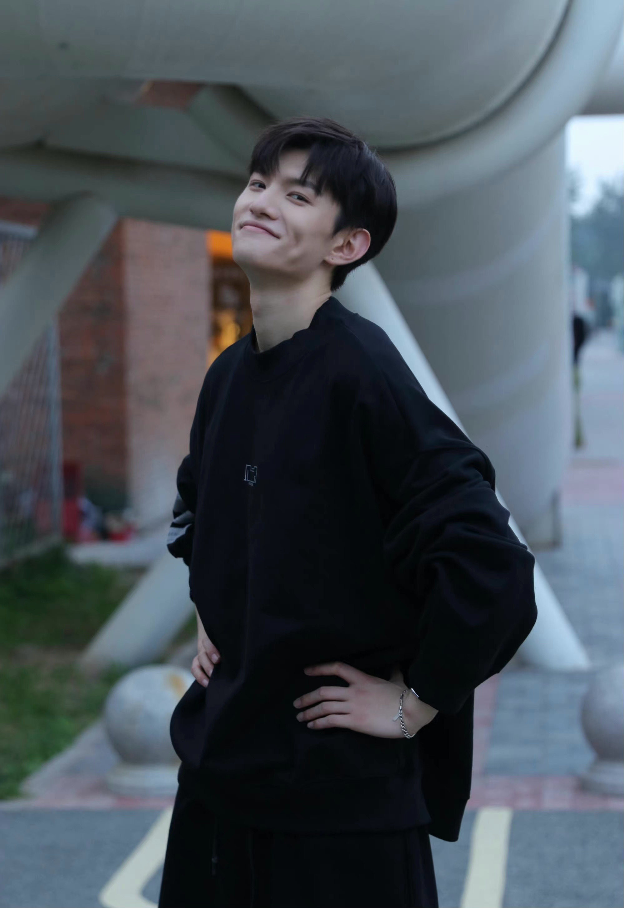 王佳玉身穿黑色运动服,时尚又有型,元气男孩展露笑颜_高清图集_新浪网