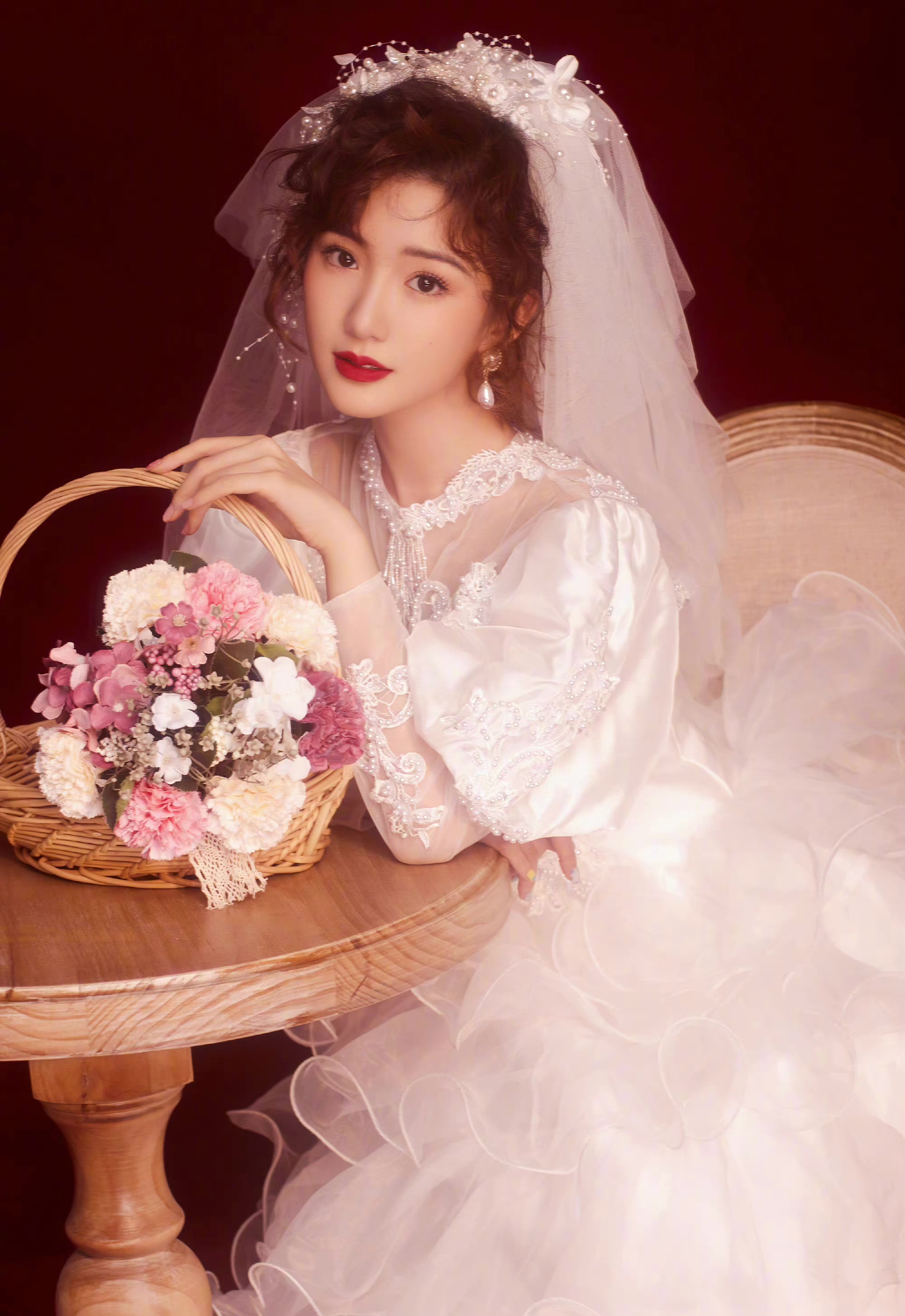 每个女孩都有一个小小新娘梦一起回顾毛晓彤的复古新娘写真吧