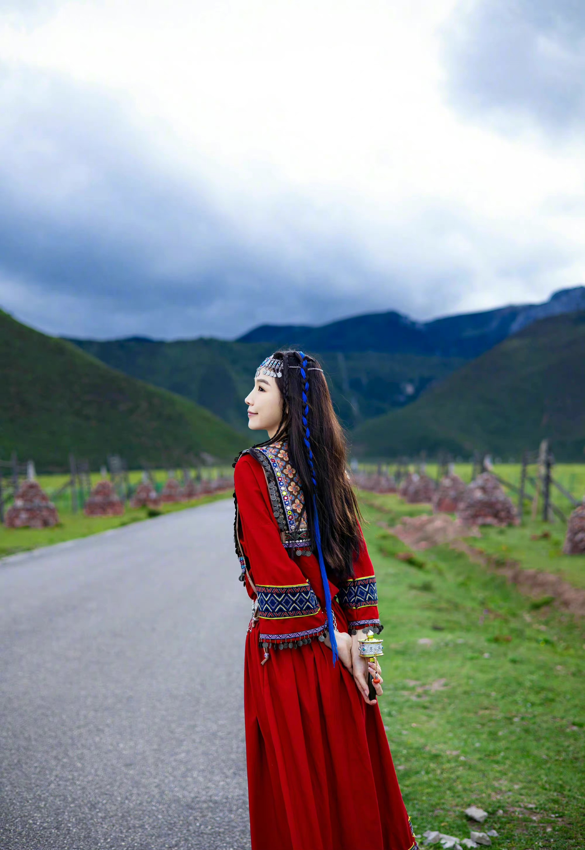 张楠民族风写真!身着民族风少女裙,治愈笑容美出天际