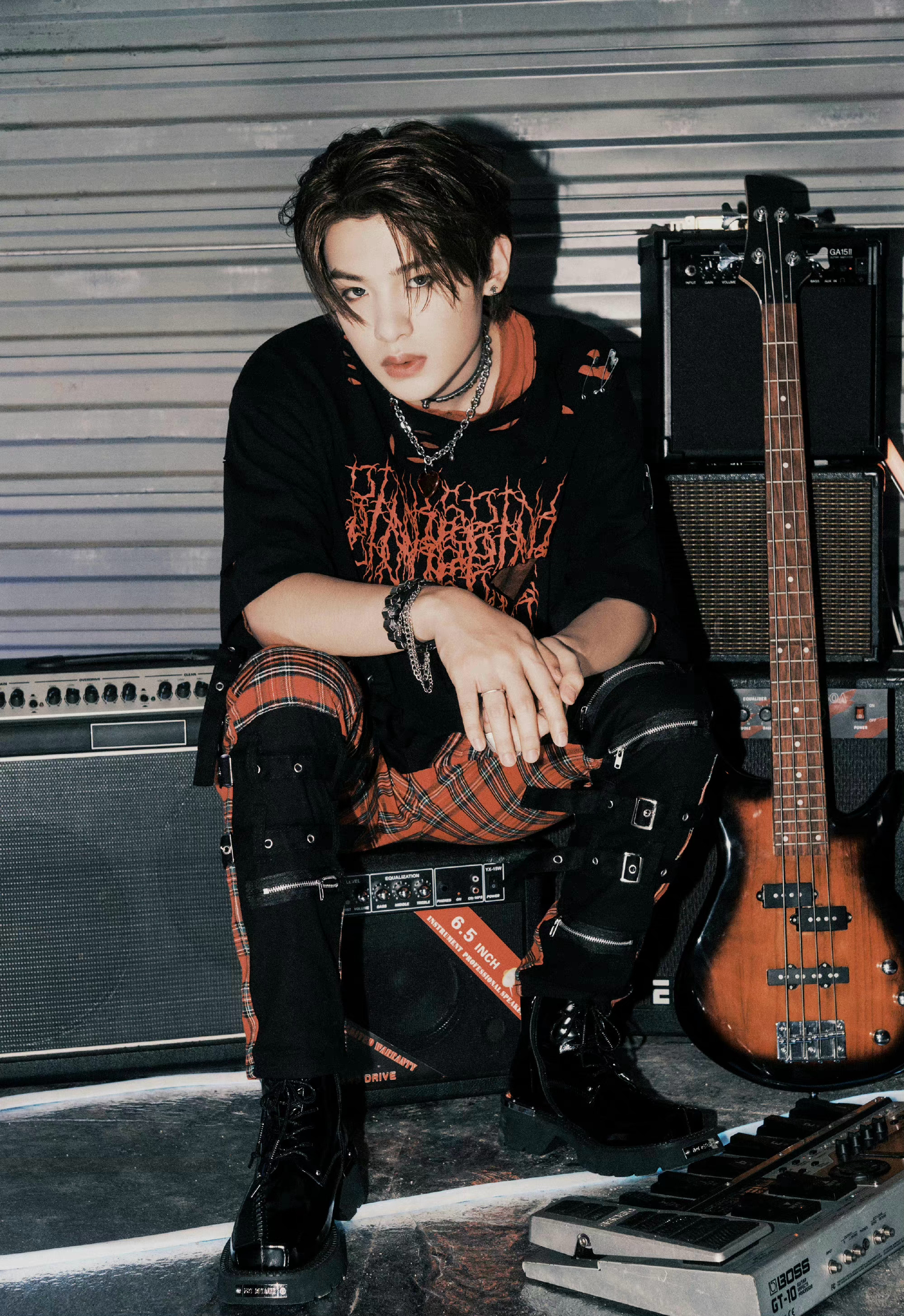 黄明昊化身摇滚美少年朋克风又酷又可爱黑色穿搭个性十足