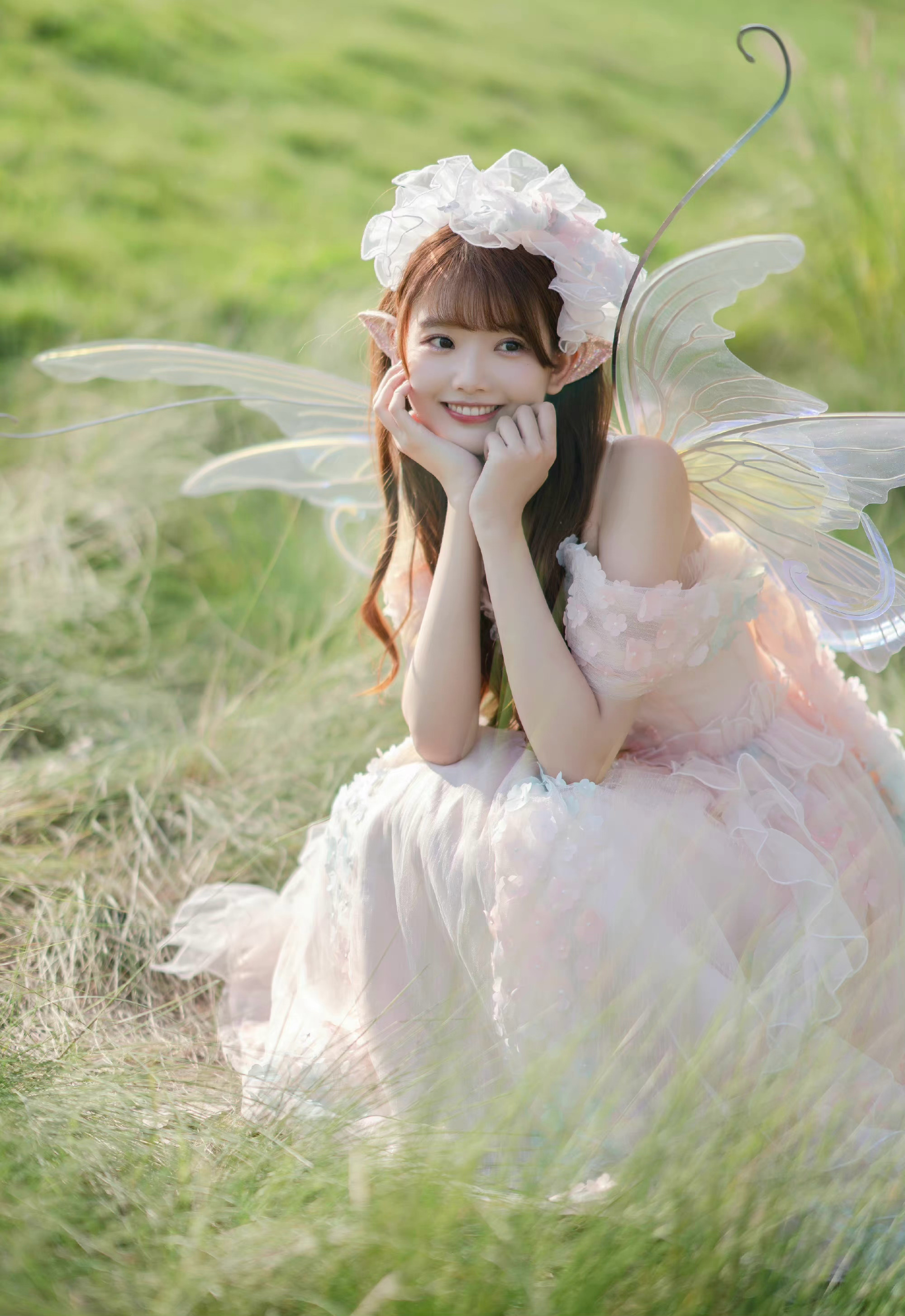 朱苓"舞台精苓"写真,身穿甜美连衣裙化身精灵公主__财经头条