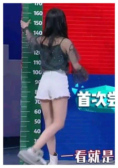 鞠婧祎的身材太虐了穿高跟鞋才和郭敬明一样高求她真实身高