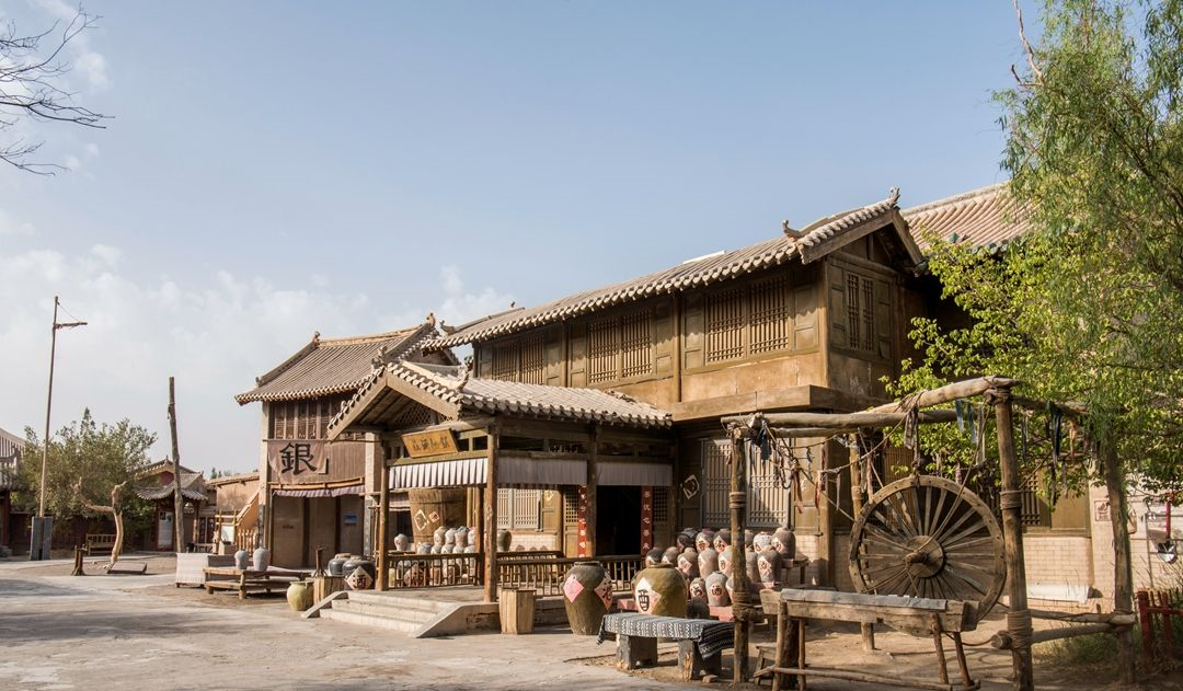 甘肃敦煌古城,虽然都是仿造建筑,却有很多游客来打卡