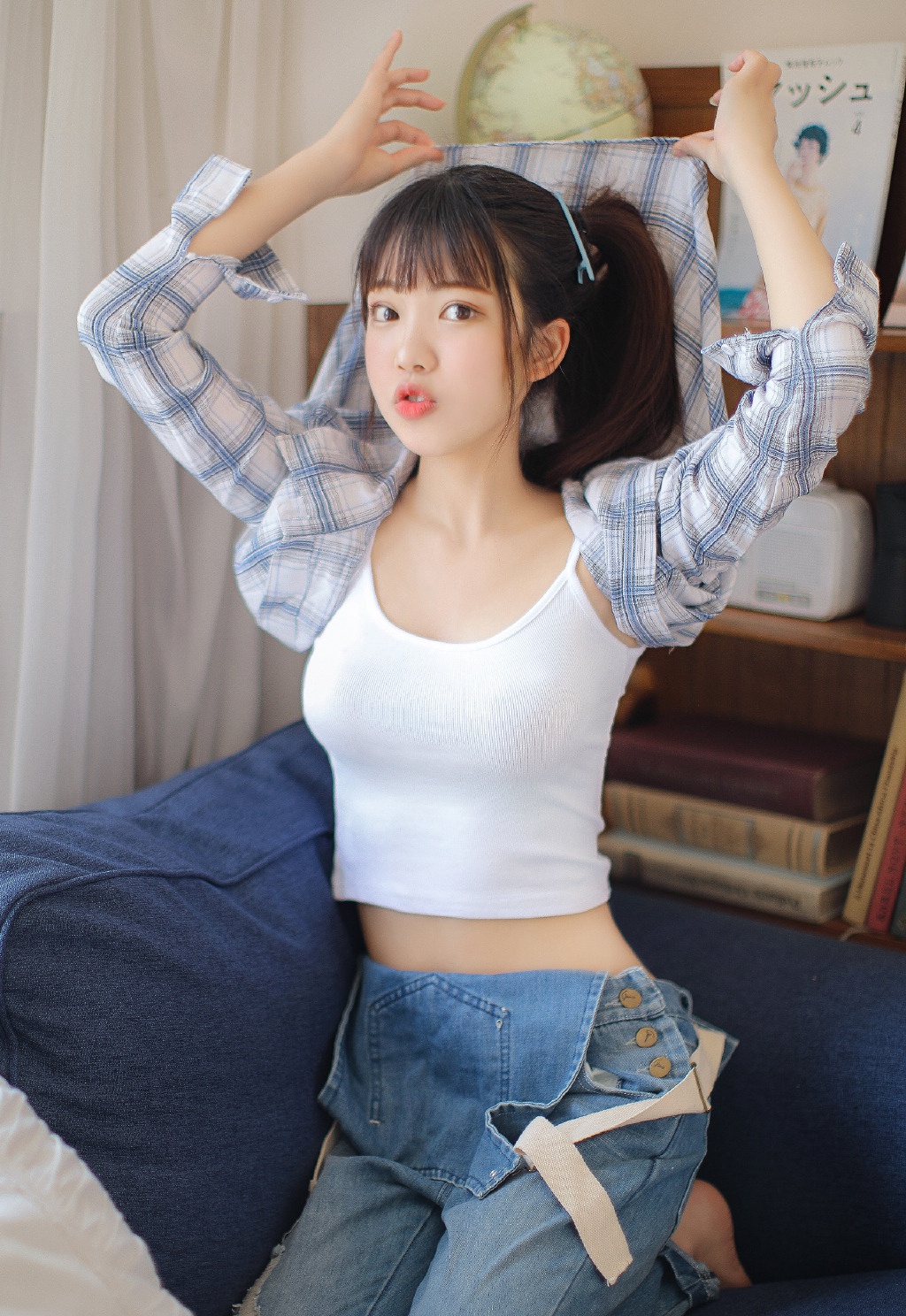 格子衬衫背带裤美女,夏日清爽写真,清纯迷人