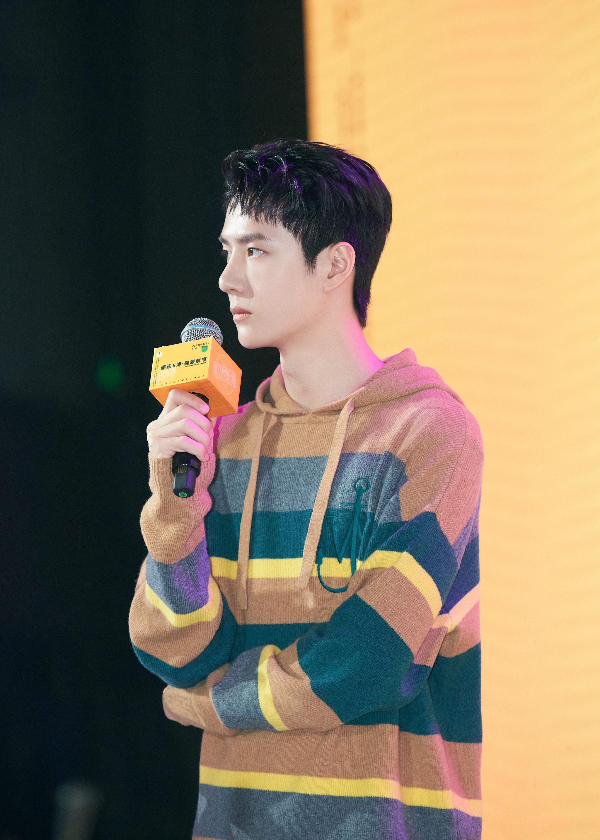 橙色衣服,充满青春活力的王一博