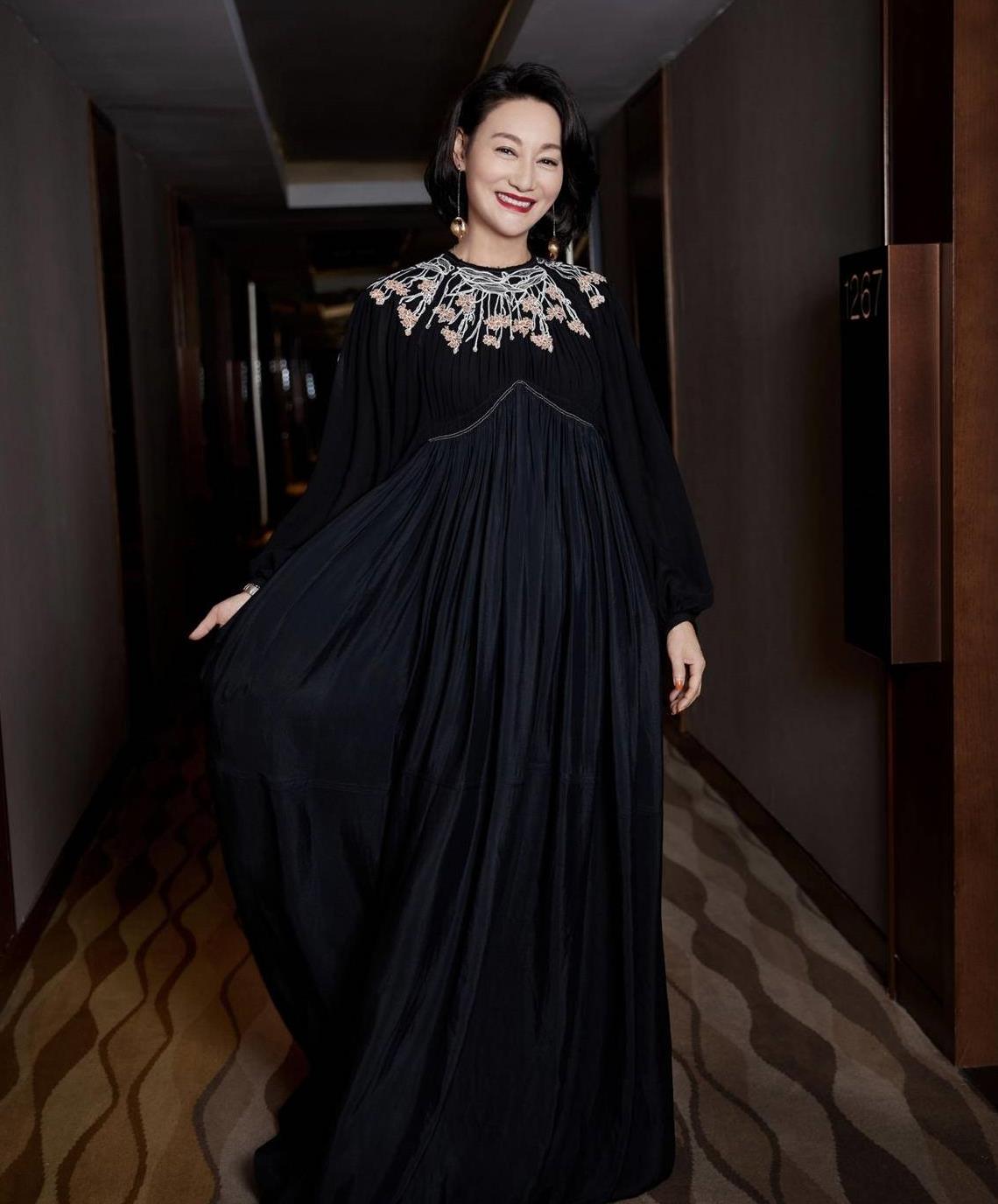 60岁惠英红风韵犹存,穿渐变星空裙身材有料,标志短发超有女人味