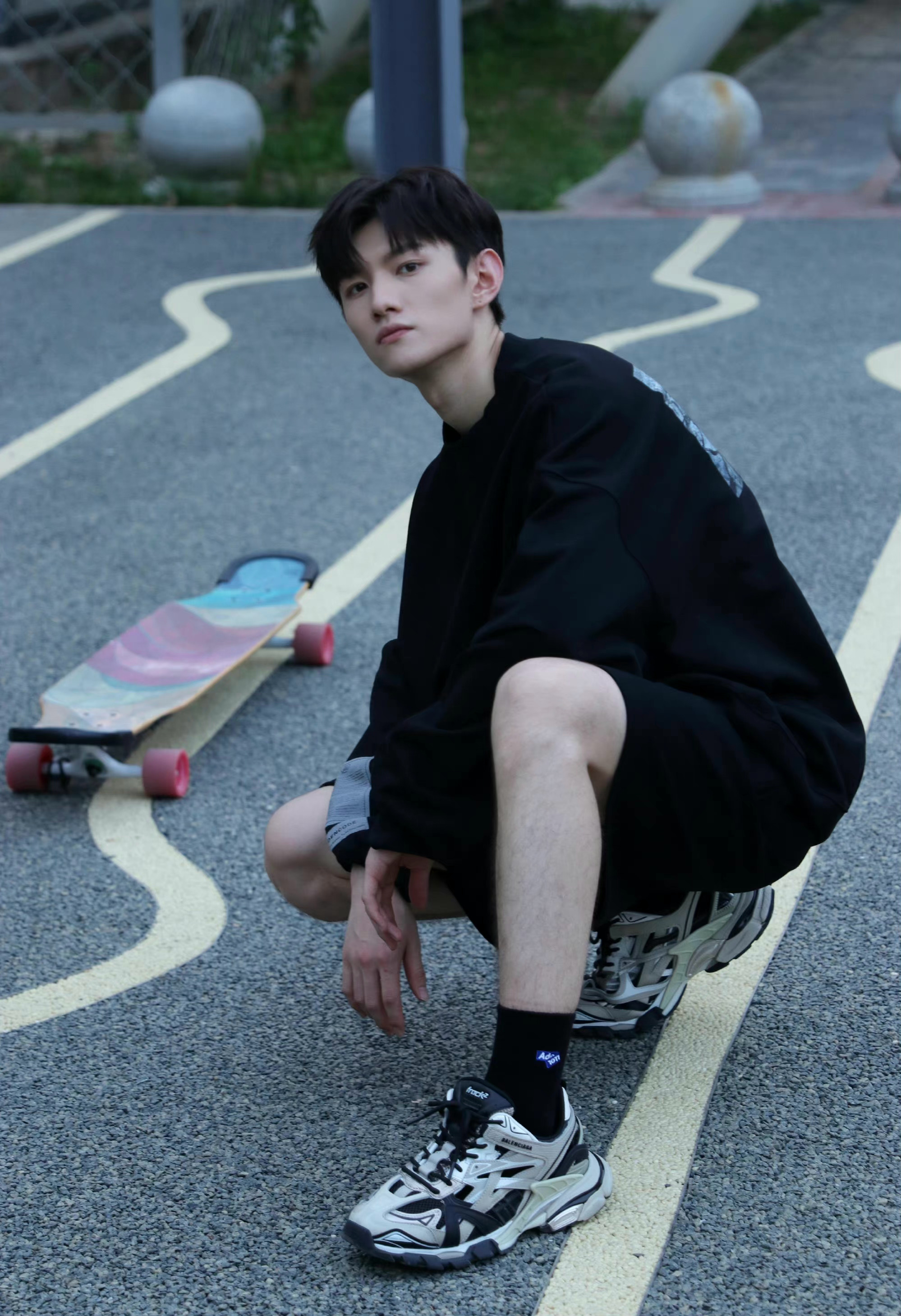 王佳玉身穿黑色运动服,时尚又有型,元气男孩展露笑颜