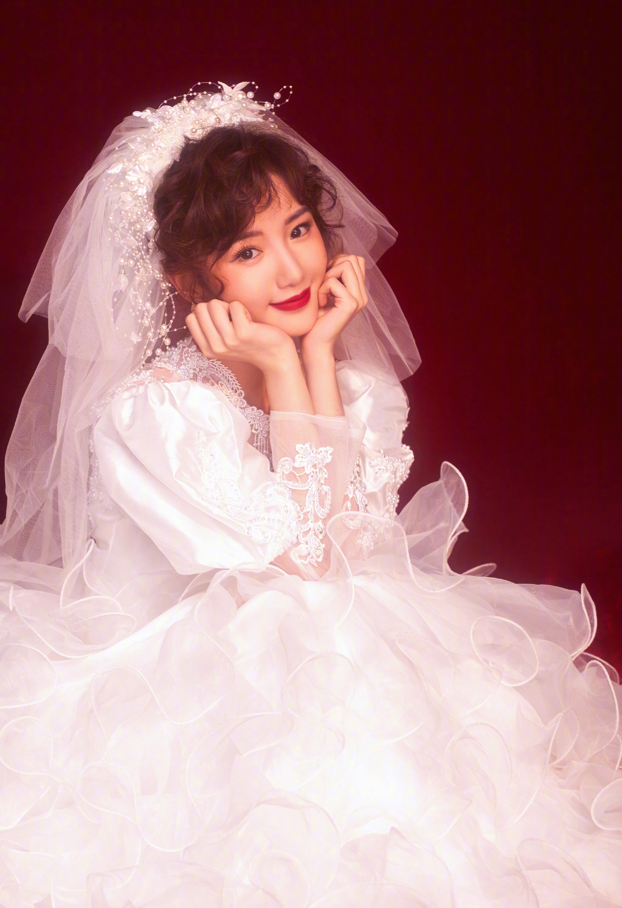 每个女孩都有一个小小新娘梦一起回顾毛晓彤的复古新娘写真吧