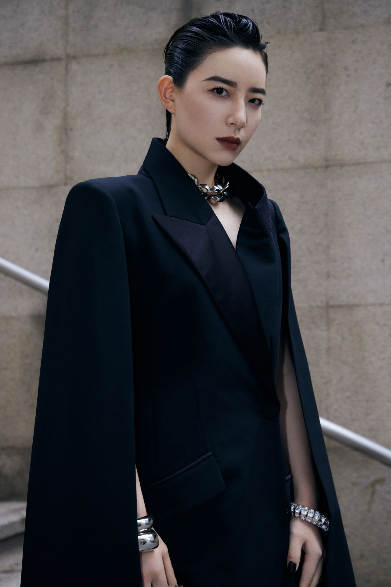 李斯丹妮身着黑色精裁斗篷感大衣参加线上看秀活动