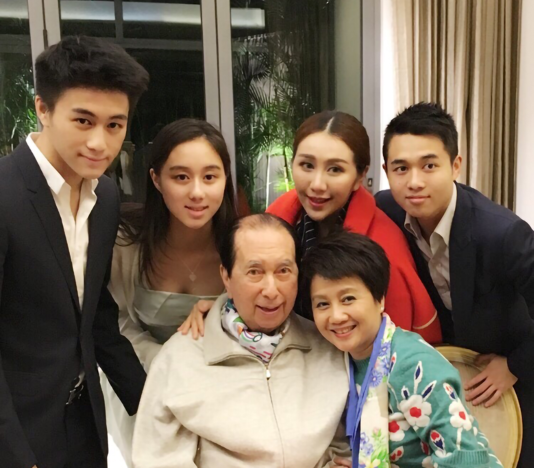 何鸿燊幼女何超欣从清华毕业四房喜提高学历千金又添一员猛将