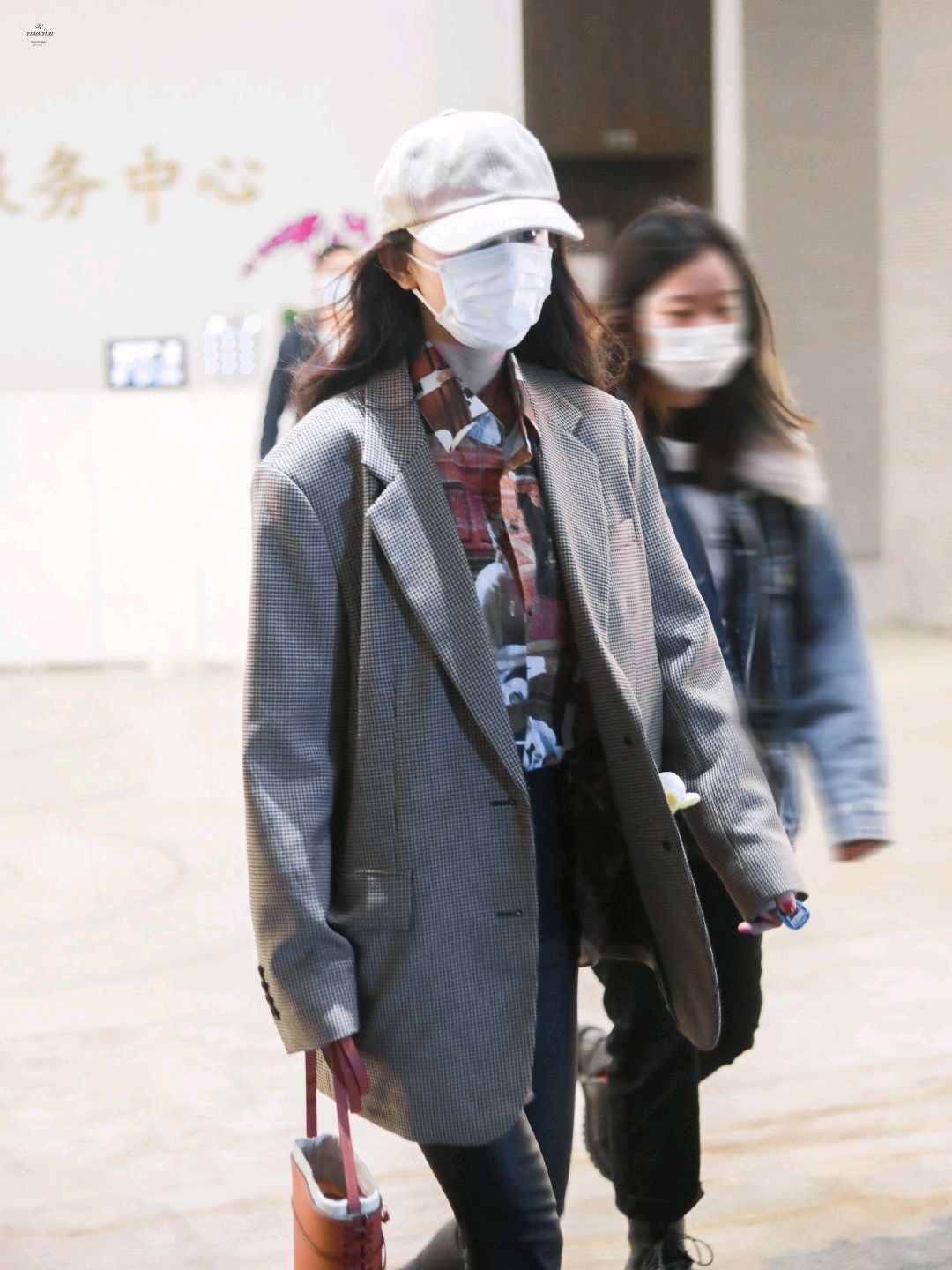 杨幂机场私服穿搭造型时髦的秋冬的色系率性优雅的时尚女王