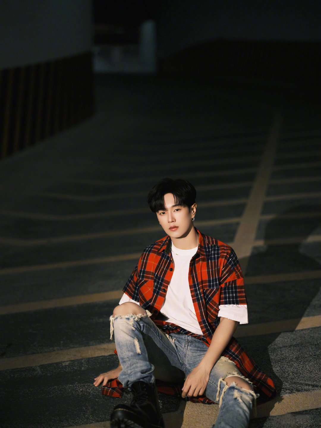 李汶翰身穿红色格子衫搭配破洞牛仔裤,帅气有范儿