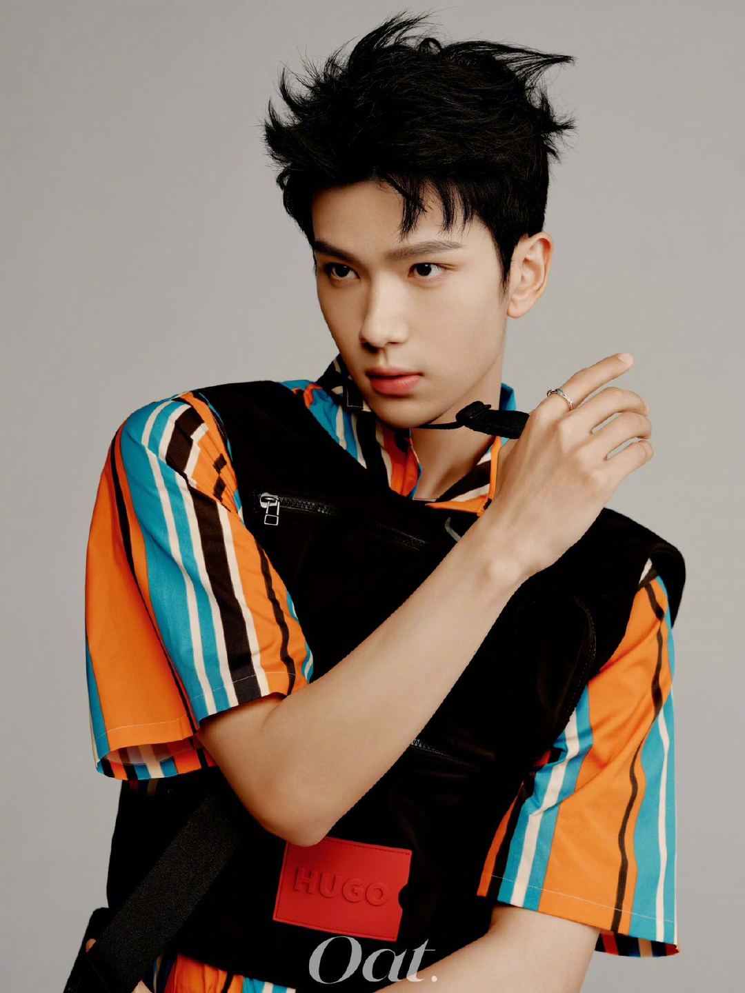 演员余承恩最新时尚大片曝光利落的发型粉色系穿搭撞色造型