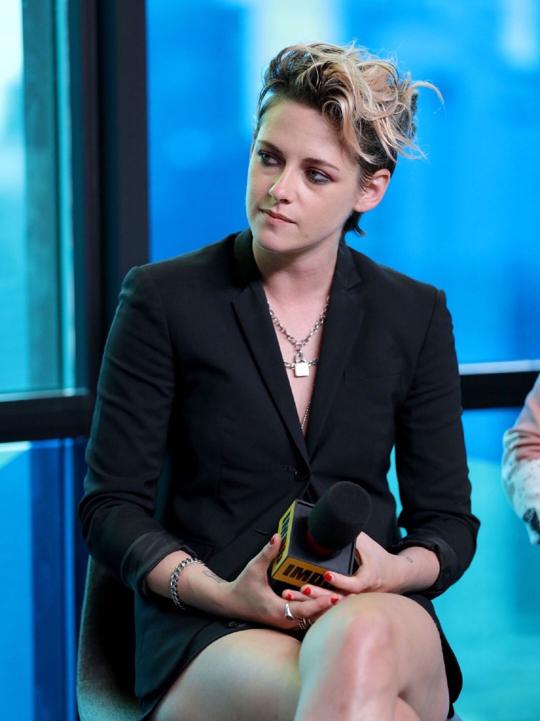 克里斯汀·斯图尔特现身录制节目,金色短发帅气十足