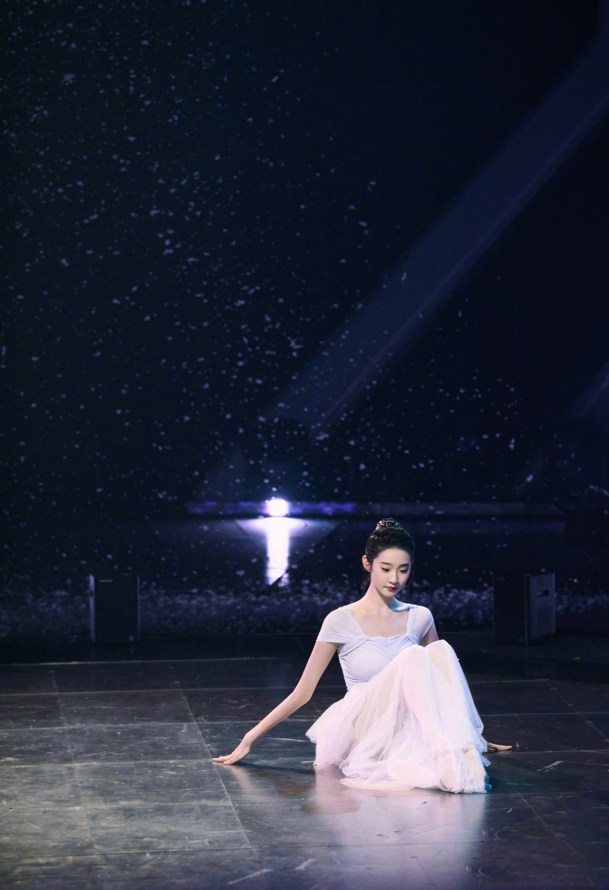 张艺凡光的方向冰与火舞台一身蓝白色芭蕾舞服头戴珍珠饰品