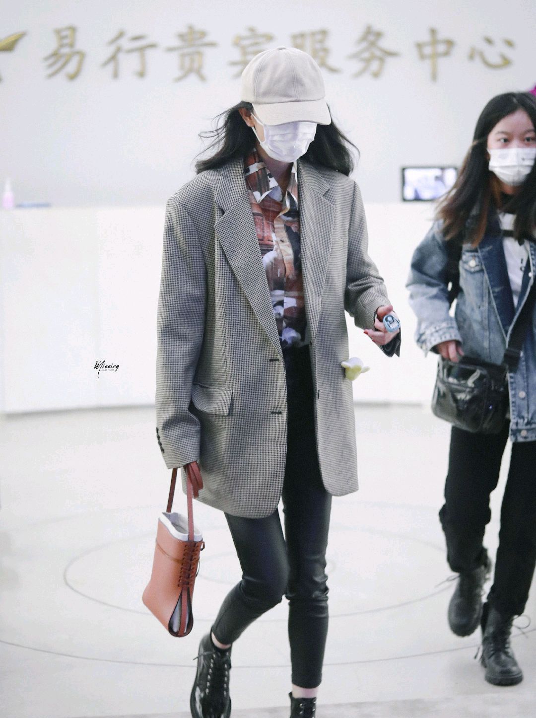 杨幂机场私服穿搭造型时髦的秋冬的色系率性优雅的时尚女王