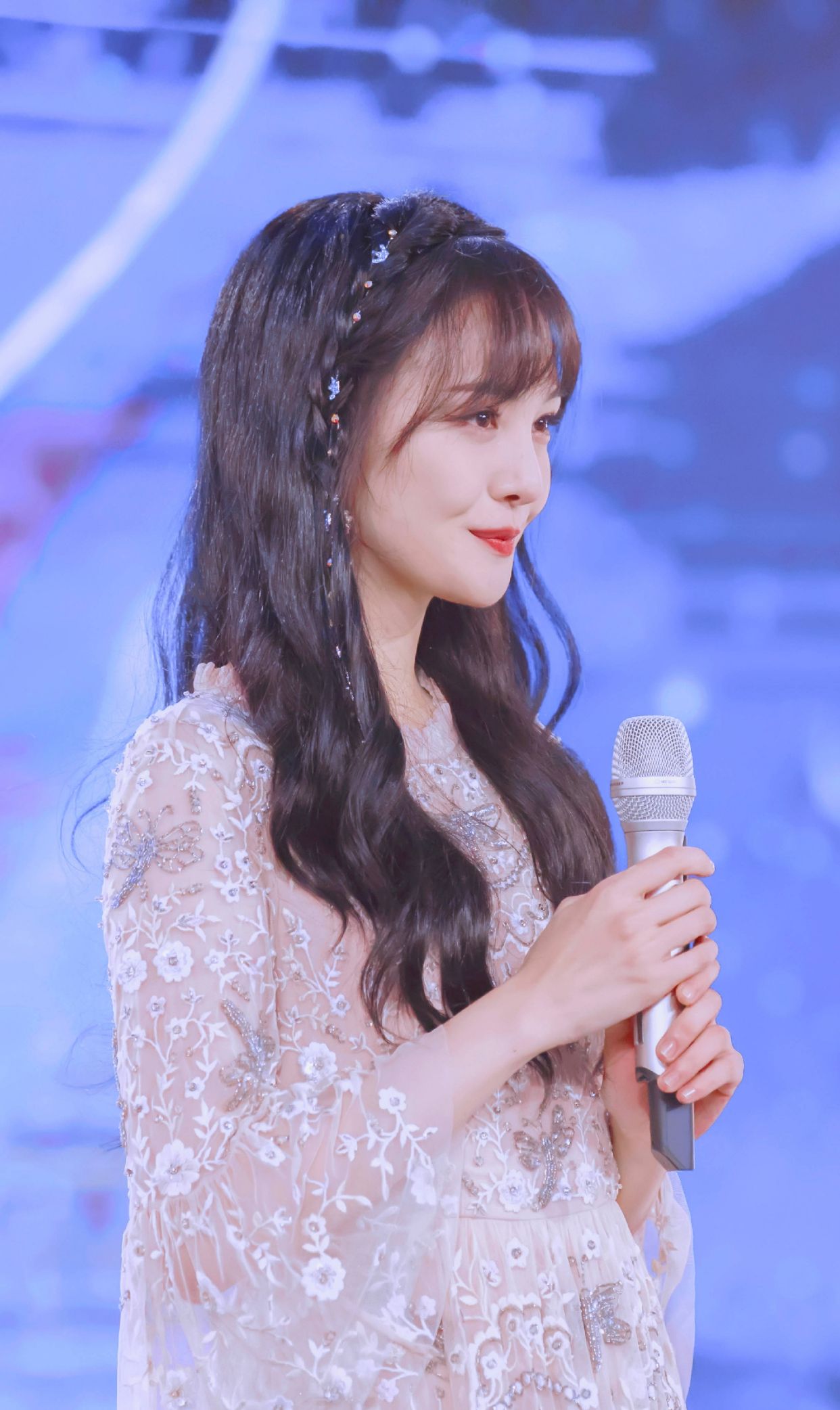 演员郑爽,坦率正直的小仙女,来看美美的照片吧