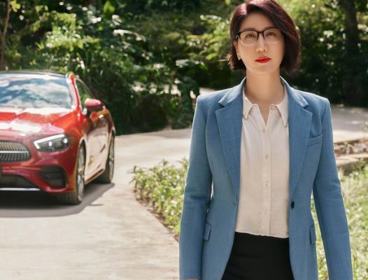 易立竞的气场真是挺强的一身西装配上运动鞋却有一种洒脱感