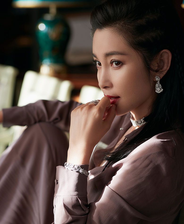 李冰冰扎脏辫配钻饰闪耀迷人 秀侧颜气质美艳端庄_高清图集_新浪网