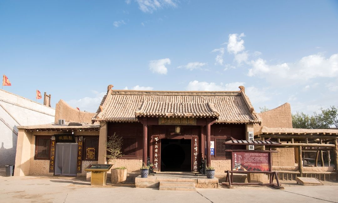 甘肃敦煌古城,虽然都是仿造建筑,却有很多游客来打卡