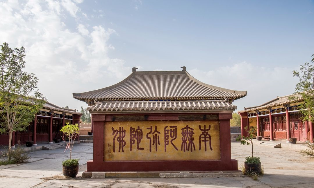 甘肃敦煌古城,虽然都是仿造建筑,却有很多游客来打卡
