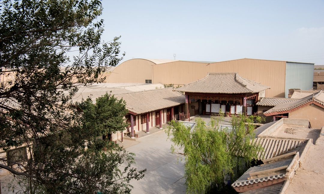 甘肃敦煌古城,虽然都是仿造建筑,却有很多游客来打卡
