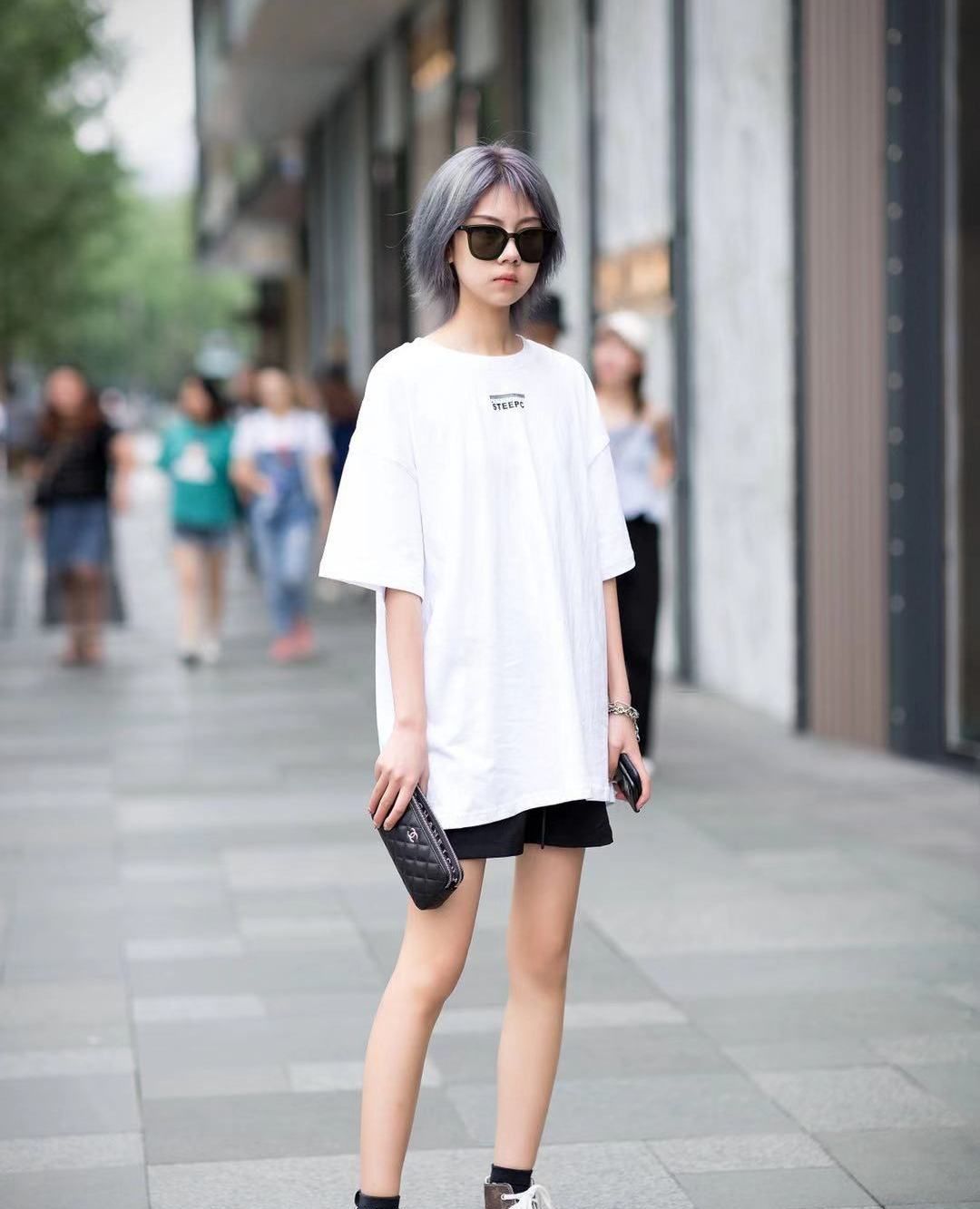 街拍:小姐姐灰色宽松短袖搭配白色帆布鞋,短发青春甜美