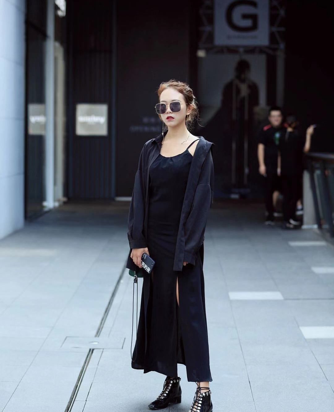 街拍,小姐姐黑色吊带长裙搭配同色衬衫,墨镜红唇魅力十足