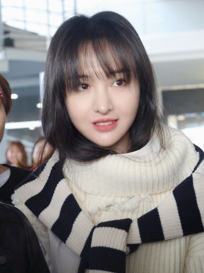 郑爽生图,郑爽毛衣搭条纹衫配黑色紧裤温婉可人,清纯可爱