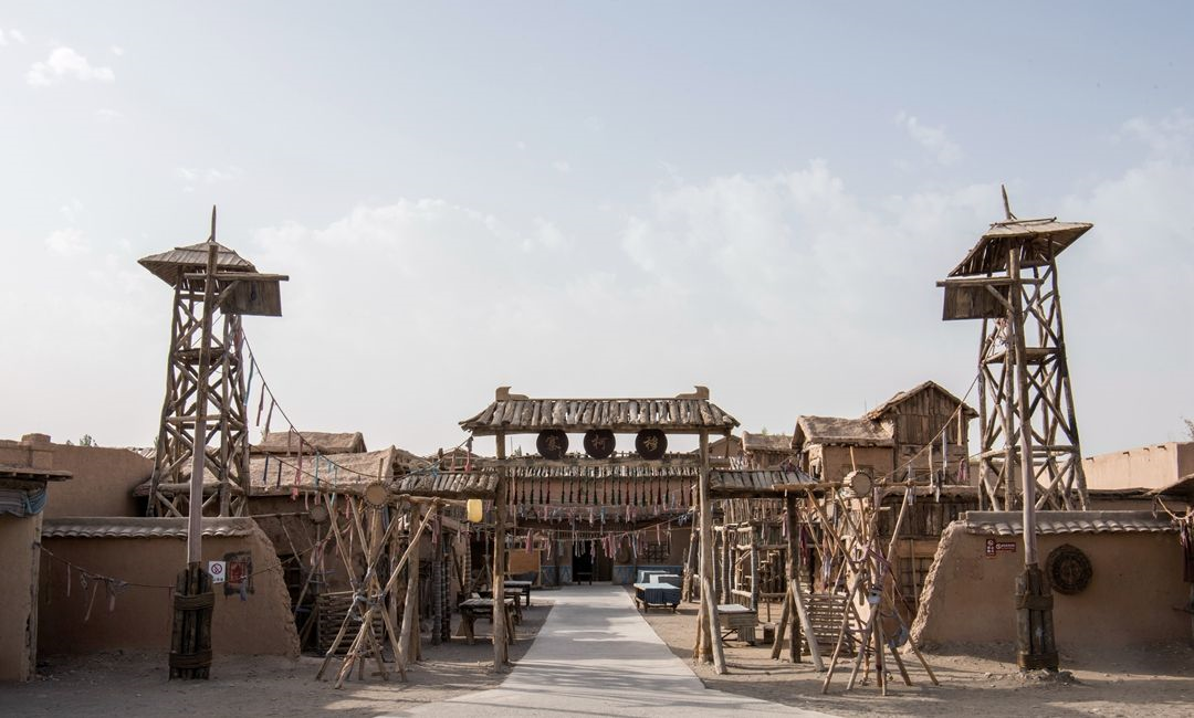 甘肃敦煌古城,虽然都是仿造建筑,却有很多游客来打卡