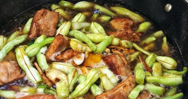 芸豆排骨炖土豆色泽红润,软糯适口,普通的家常菜被满满的爱包裹