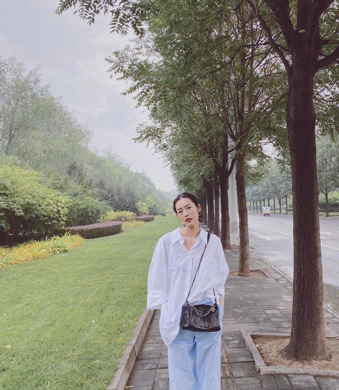 刘雯果然厉害穿一套黑色西服搭高腰西裤格外飒爽又洒脱