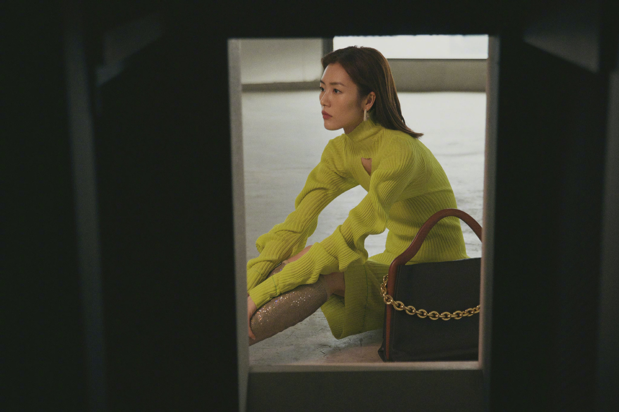 刘雯x bottega veneta最新look,柠檬黄针织镂空裙搭配亮片长靴