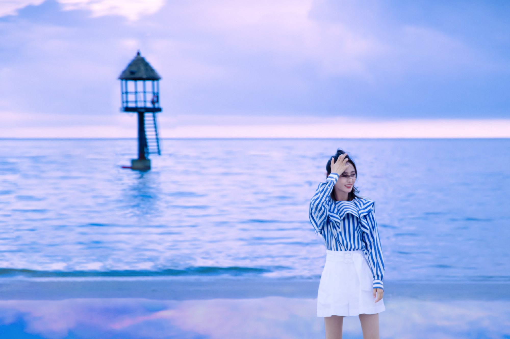 佟丽娅身穿蓝色条纹衬衫搭配短裤,漫步在海边,岁月静好的画面_高清