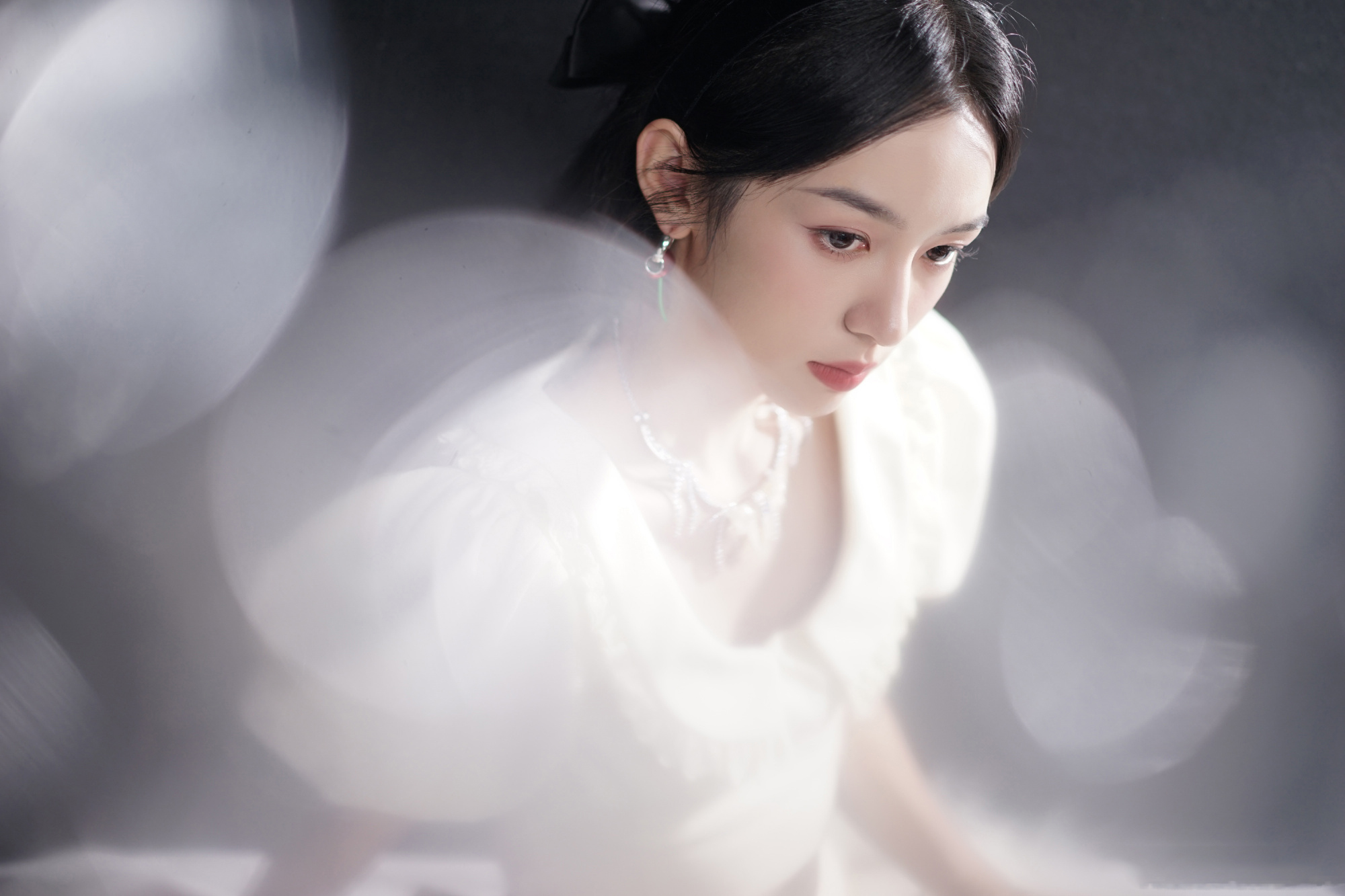 周也最新活动造型身穿奶白色长裙搭配浪漫卷发佩戴樱桃耳环