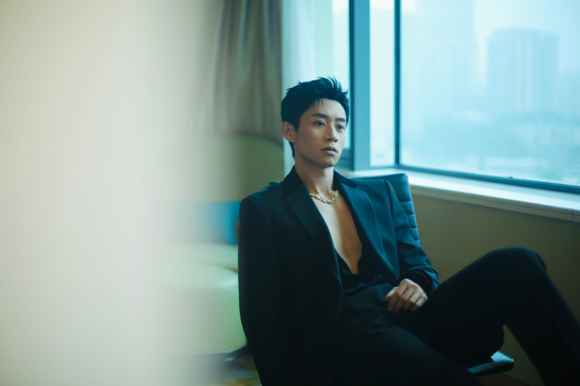 魏晨微博之夜look大胆尝试了深v黑衬衫搭配黑色西装