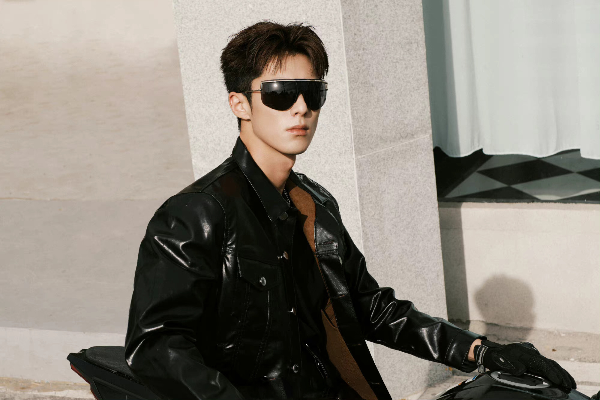 王鹤棣更新机车造型写真图皮衣墨镜搭配狼奔发型