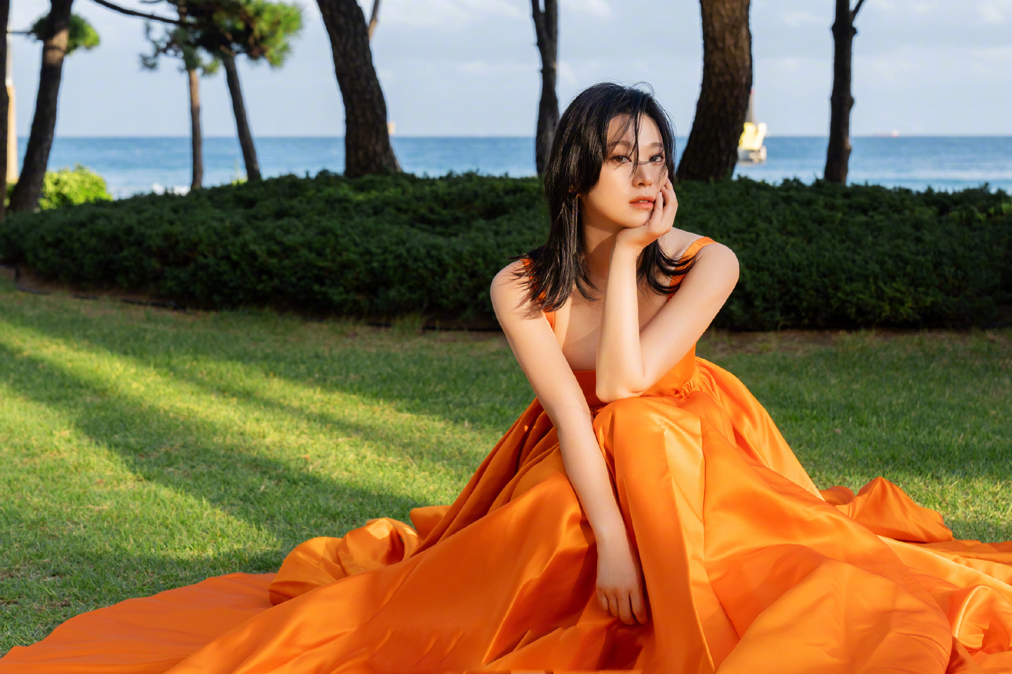 黄璐身着prada亮橘色降落伞裙亮相釜山国际电影节开幕式红毯