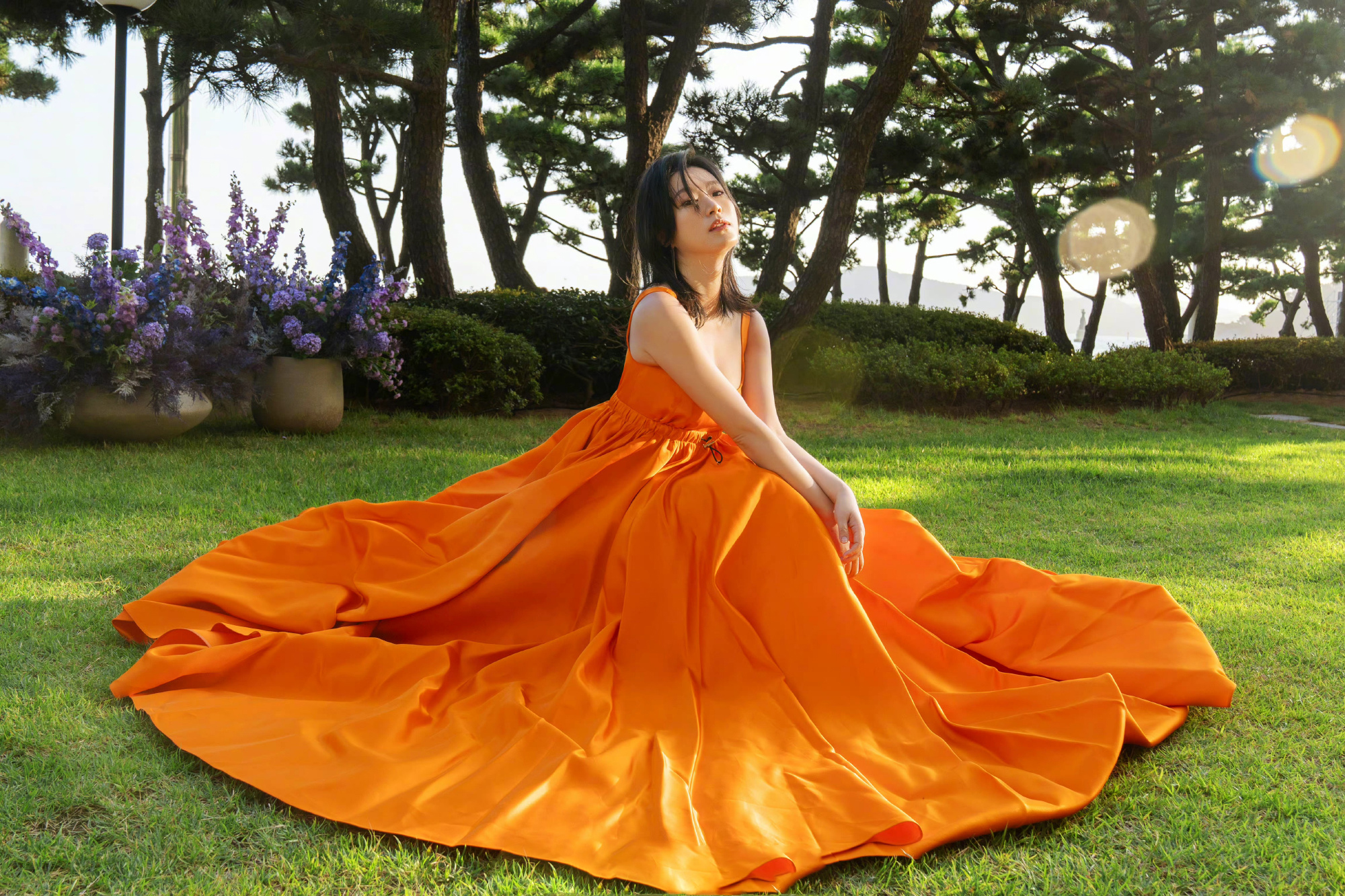 黄璐身着prada亮橘色降落伞裙亮相釜山国际电影节开幕式红毯